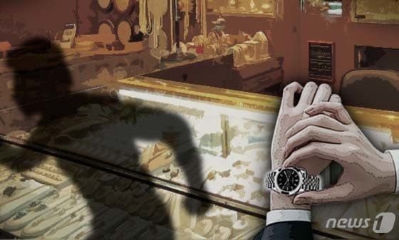 버스 탈출용 망치로 진열대 '쾅'…금팔찌 훔쳐 달아난 10대 검거