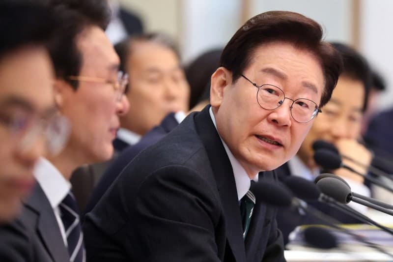 이 대통령 "생산적 공공 일자리 발굴을" 주문…사회·경제적 효과 강조