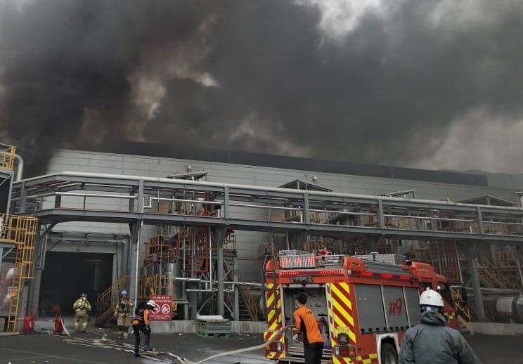 경주 건천산단 열분해유 공장 화재, 3시간 만에 완진 "인명 피해 없어"