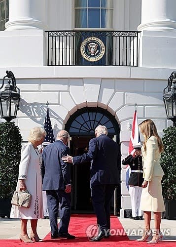 트럼프, 찰스3세 어깨 '툭툭'…영국 왕실 결례 논란 재점화