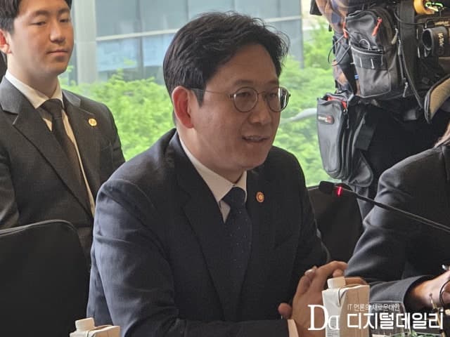 "미토스 쇼크"에 국회, 정부 대응 질타…"AI 3강인데 글래스윙 왜 참여 못하나"