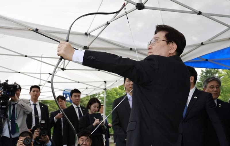 李대통령, 현충사 궁도대회 참관…"한번 해볼까요" 활시위 당겨 시궁 선보여