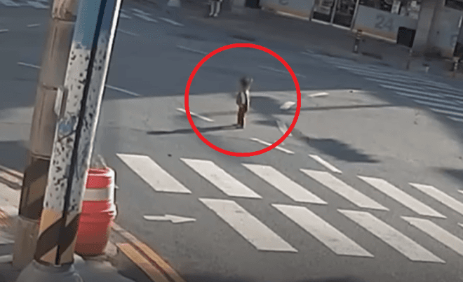 맨발의 두 살배기, 도로 한복판에서 아찔한 상황…시민이 나타나 '번쩍' 구조