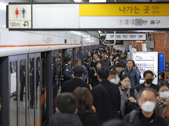 정부, 출퇴근 대중교통 혼잡 완화 위해 버스·지하철 증차하고 환급 확대