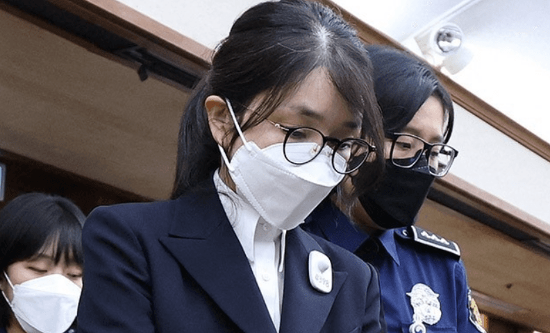 '징역 4년' 선고에 얼굴 찌푸린 김건희…법정 나갈 때 '비틀'