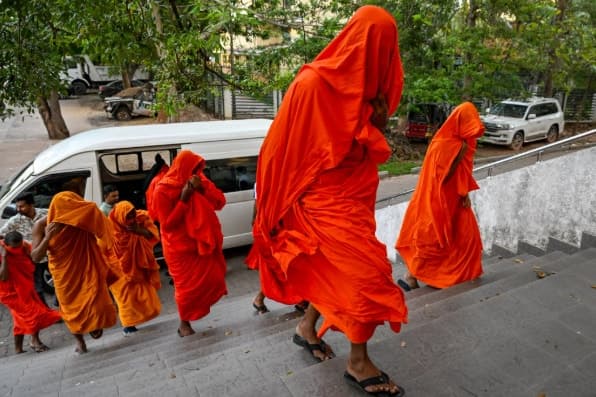 “不法으로 대동단결!” 스리랑카 승려 22명, 대마초 51억치 밀반입하다 공항서 체포