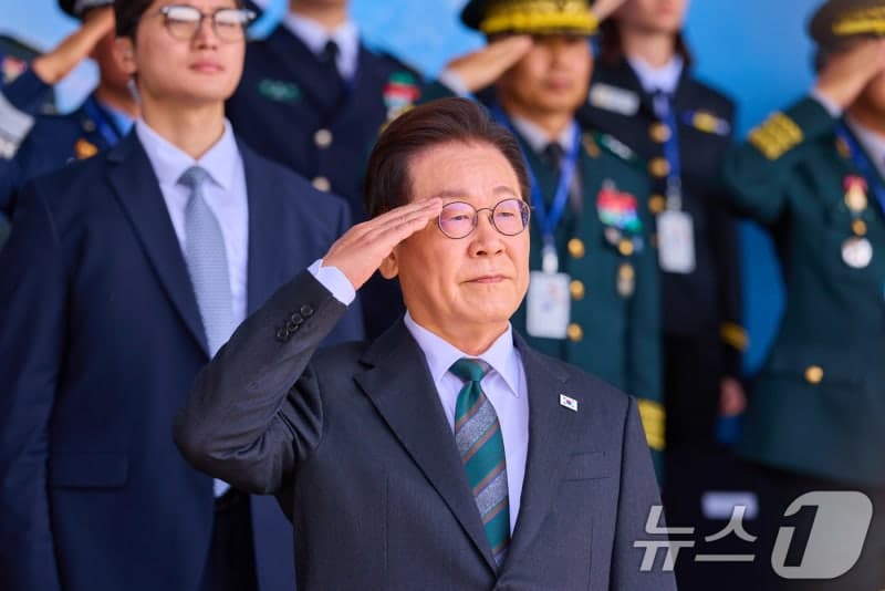 李대통령 "왜 외국군 없으면 자체방위 어렵다는 불안감 갖나"…자주국방 안보행보 박차