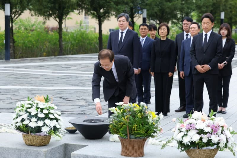이석연 국민통합위원장, 盧 서거 17주기 맞아 봉하마을 참배 "이념 다른 국민도 소통이 중요"