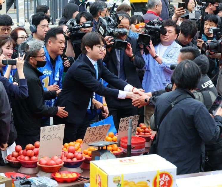 하정우, 부산 구포시장서 한동훈·이준석과 깜짝 조우…"북구 살리겠다"