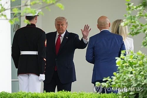 "트럼프 지지율 34%로 재집권 뒤 최저 수준…이란전쟁·물가 영향"