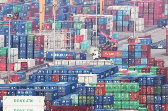 K-화장품·반도체 앞세워 중소기업 1분기 수출 '역대 최고' 298억달러 달성