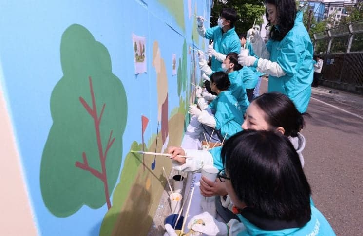 청라 이전 앞둔 하나금융, 발달장애 예술가와 인천 지역 벽화 봉사