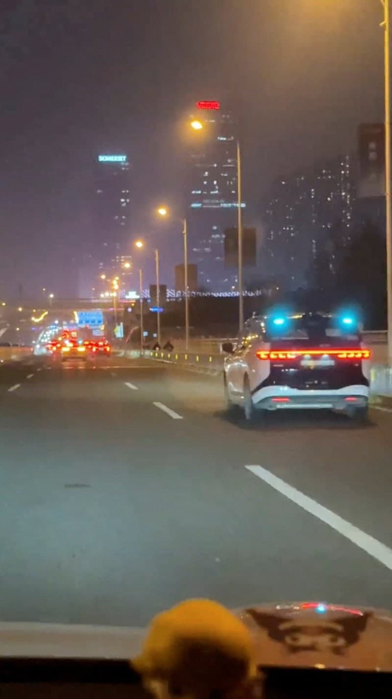 中, '로보택시 집단 고장' 사고 여파로 자율주행 신규 면허 발급 잠정 중단