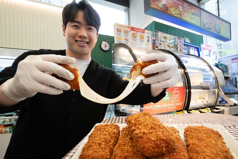 세븐일레븐, 5월 즉석치킨 최대 40% 할인…SNS 핫템 '핫칠리통모짜스틱' 출시