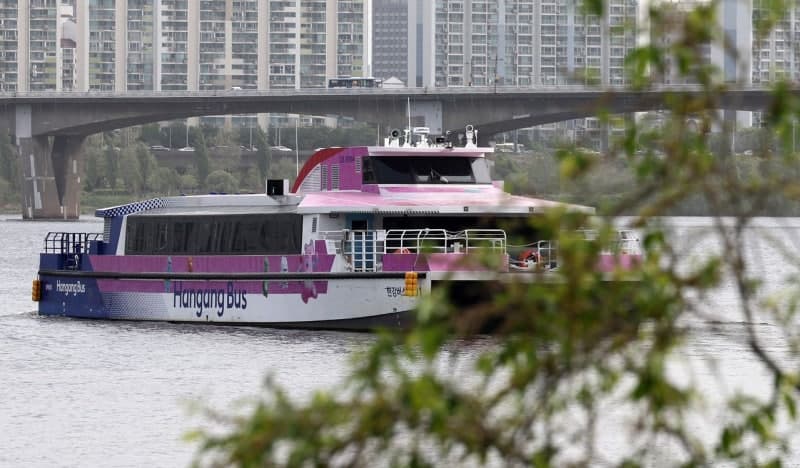 “미운오리서 백조로”…한강버스 4월 탑승객 7만명 넘었다, 서울숲 임시선착장·직항노선 신설