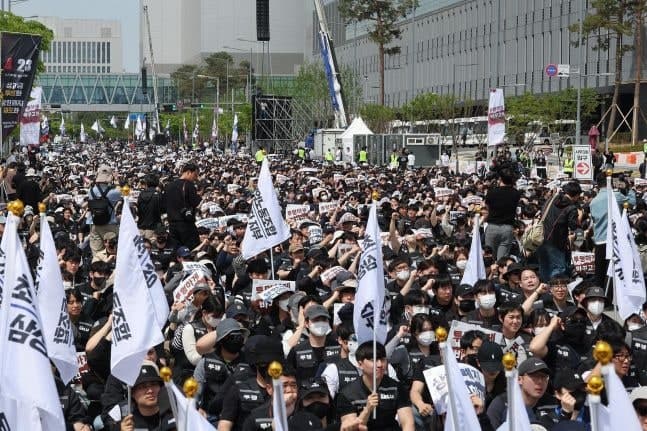 국민 10명 중 7명 "삼성전자 노조 파업 부적절"…산업 경쟁력 약화 및 반도체 신뢰 하락 우려
