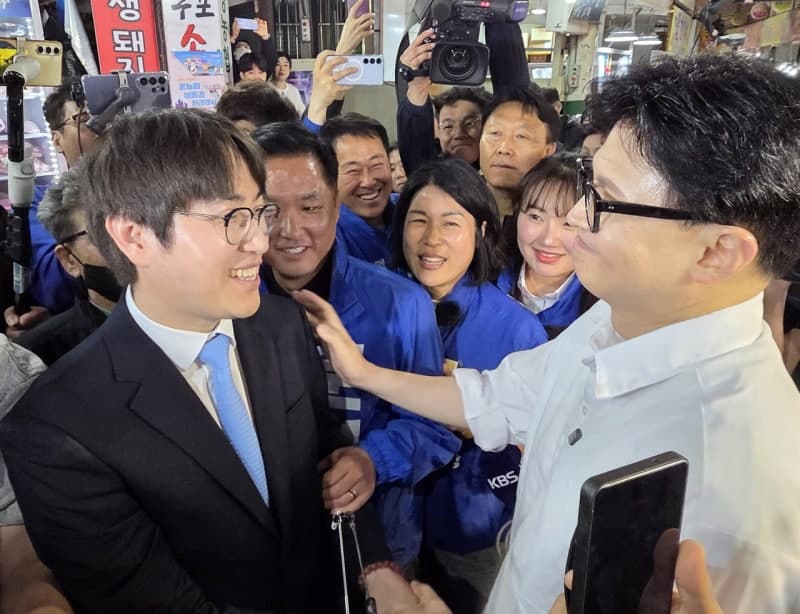 부산 구포시장서 첫 대면 하정우·한동훈, 포옹하며 "건강 챙기세요" "해봅시다" 덕담