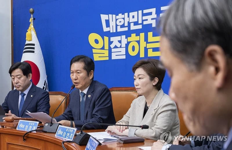 與 "尹정권 정치검찰 악행에 치 떨려…조작기소 특검 신속 추진"