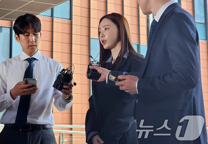 양정원, 필라테스 사기·수사 무마 의혹 경찰 출석