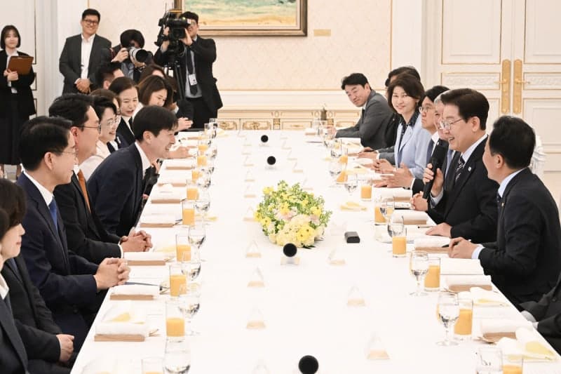 이 대통령, '대외 자해 행위' 경고…초당 협력 당부