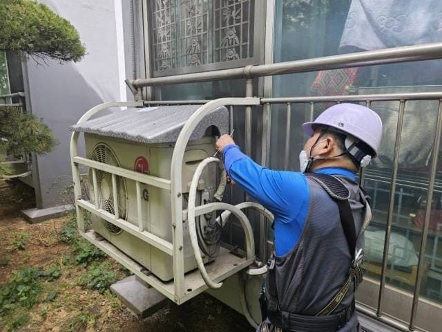 냉방비 아끼는 비법! 영등포구, 2000가구 '에어컨 실외기 차양막 설치' 지원