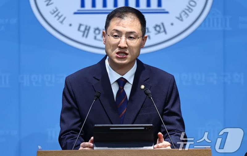 "국민이 날 살렸다" 눈물 보인 김상욱, 의원직 사퇴 후 울산시장 출마 선언