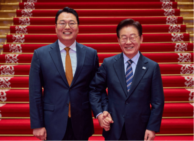 이 대통령 "나랑 사진 찍을 필요 없죠?" 천하람 "찍겠습니다" 손맞잡고 '활~짝' 무슨일?