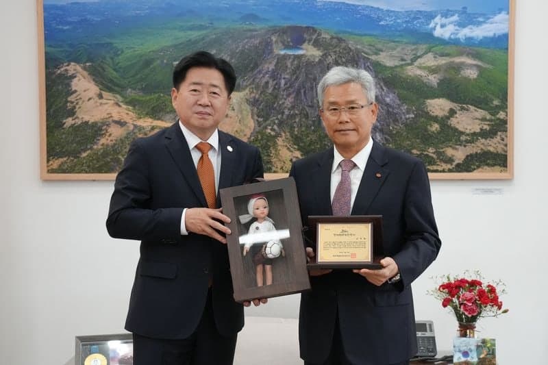 김동철 한전 사장, 제주 명예도민 됐다…"재생에너지 출력제한 완화 기여"