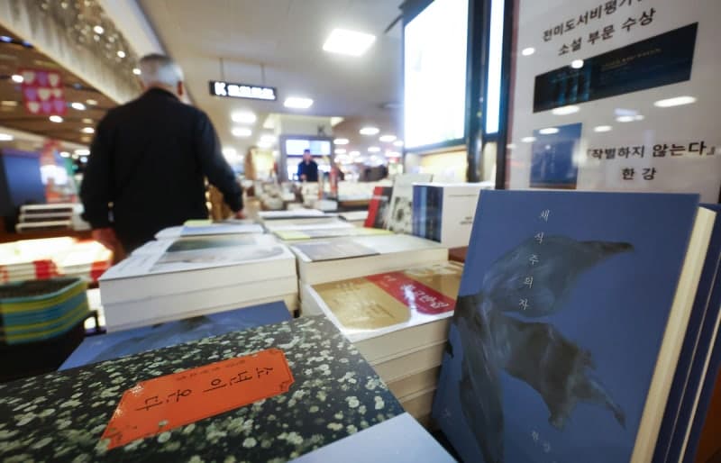 출판시장 '온도차': 전통 출판은 주춤, 웹툰·웹소설은 질주