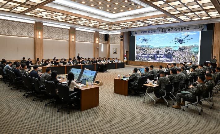 육군, "드론은 개인화기" 2040년 최전방 경계 로봇·드론에 맡긴다…'50만 드론전사' 양성