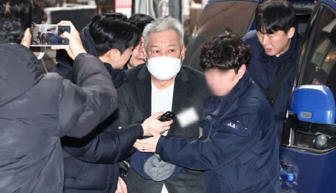 '건진법사 게이트' 연루 변호사, 기업 청탁 대가 수수 혐의 1심 징역 1년 6개월 법정구속