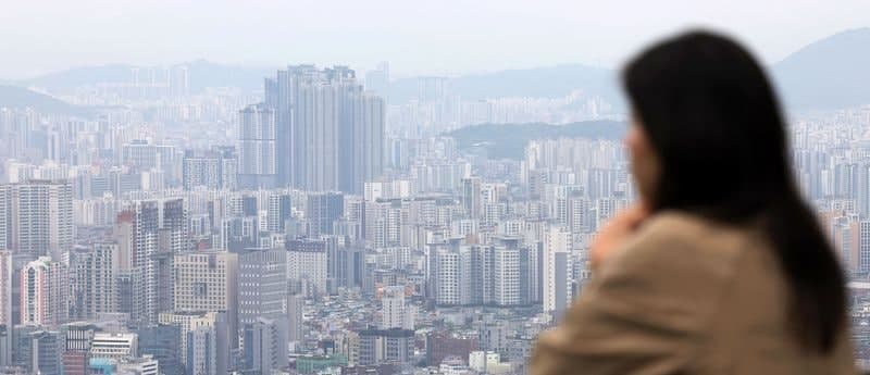 서울 아파트값 0.14% 상승…송파 이어 서초도 상승 전환