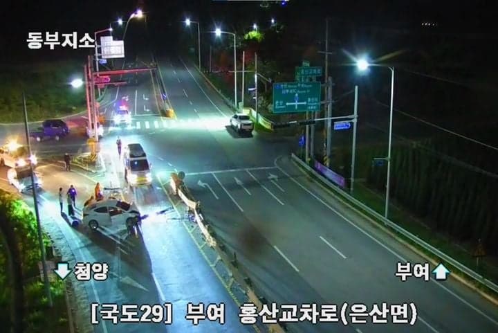 부여 교차로서 승용차 중앙분리대 충돌…70대 운전자 숨져