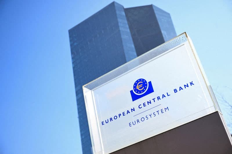 ECB 금리 동결…"물가 상방·경기 하방 위험 커져"