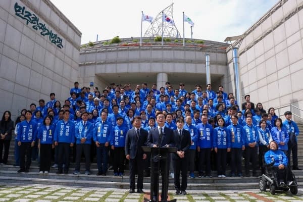 전재수 "이번 지선 부산 정치 지형 바꾸는 변곡점" 민주당 후보들 충혼탑 참배 "민생·변화로 승부"