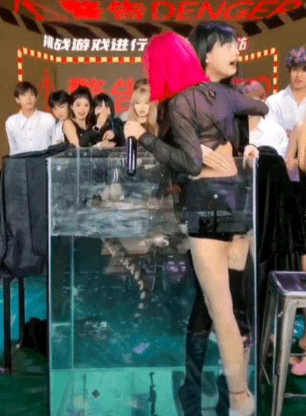 악어 든 수조에 어린 소녀 감금 '아찔'…1100만 팔로워 SNS 계정 결국 정지