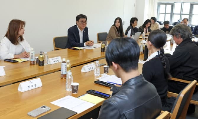 최휘영 장관, 인사 논란에 "송구하지만 역할 잘 하리라 믿어"