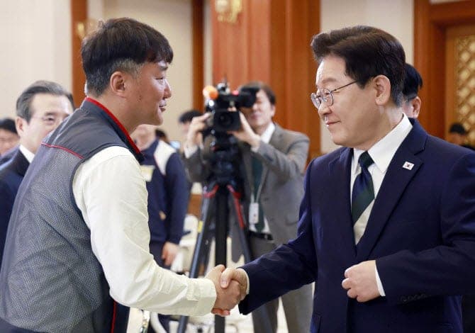 민주노총 위원장, 정부 노동절 행사 첫 참석…양대노총 총집결 "화물연대 사안 해결"