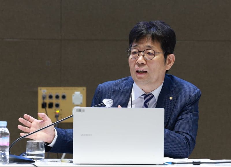 美 연준, 3연속 금리 동결…4명 반대표 '이례적 분열' 속 파월 "임기 후에도 잔류"