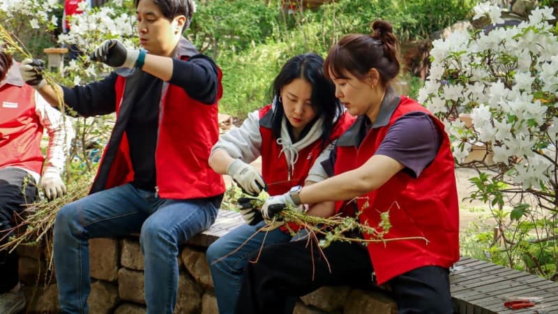 신세계라이브쇼핑 임직원, 서울숲 '생생 정원' 정비 봉사활동 진행