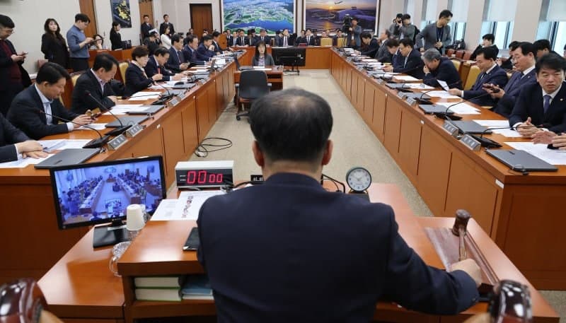 국토위, '정부 부동산대책 후속법안' 與 단독 의결…국힘 퇴장 "환경파괴법"