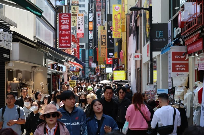 황금연휴 첫날 공항·고속도로 인산인해…“서울∼부산 9시간” 안전 경고까지