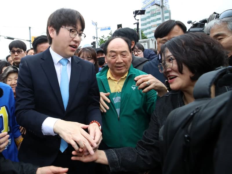 하정우, '악수 후 손털기' 논란…野 "유권자 벌레 취급" 河 "손 저려 그랬다"