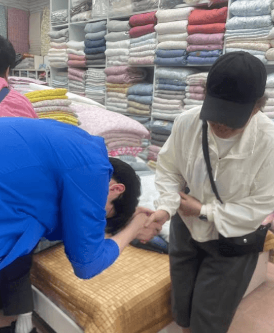 하정우, '손털기' 논란 정면 돌파…구포시장 '간절한 악수' 행보
