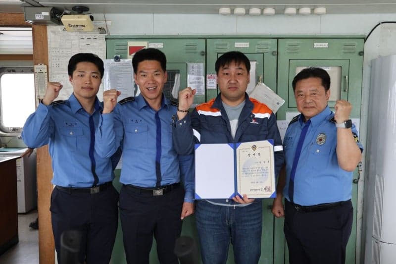 "살려주세요" 외침에 응답한 선박…12시간 표류자 극적 구조