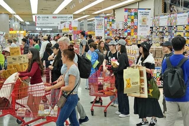 "외국인 고객 잡아라"…유통가, 한중일 황금연휴 맞이 총력전
