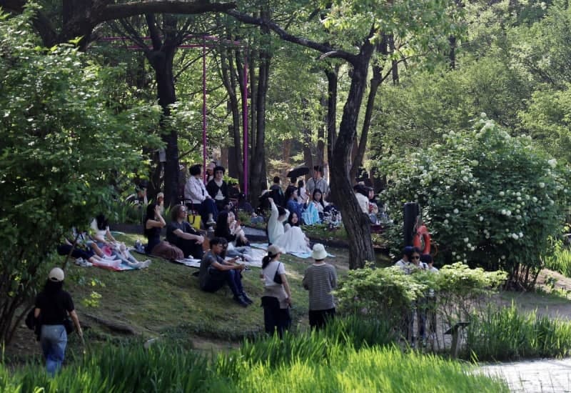 황금연휴 둘째 날, 봄나들이객 몰린 고속도로 '거북이걸음'…서울→부산 7시간 10분