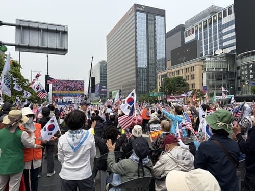 윤석열 면회 전광훈 "계엄령은 대통령 통치권 중 하나" 보수·진보 도심 집회 이어져
