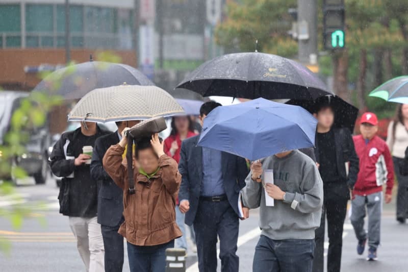 "우산 챙기세요" 출근길 봄비, 낮부터 맑아져…낮 최고 21도 '포근'