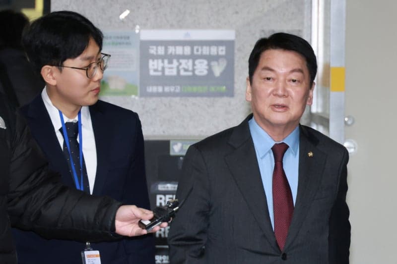 안철수 "분당 버린 이광재 끝까지 추격"…이용 후보 선대위원장 수락